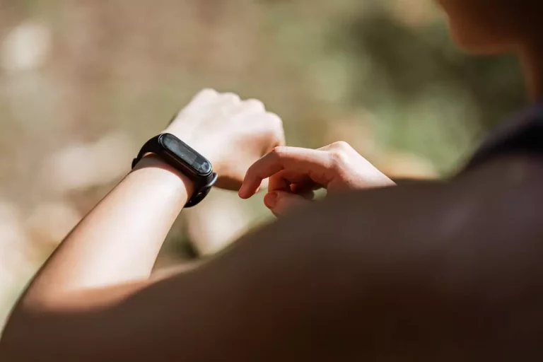 Fitbit charge 12 vs. garmin vivosmart 14 - rywalizacja nowych smartbandów fitness