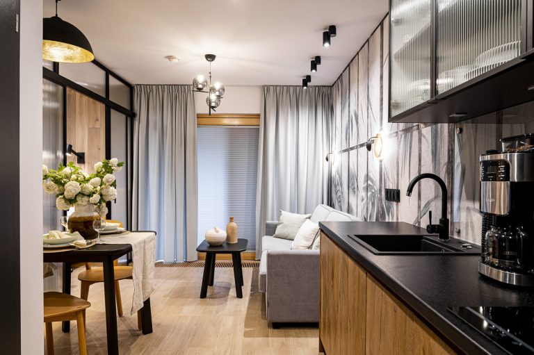 Styl skandynawski vs industrialny – który lepiej sprawdzi się w Twoim domu?